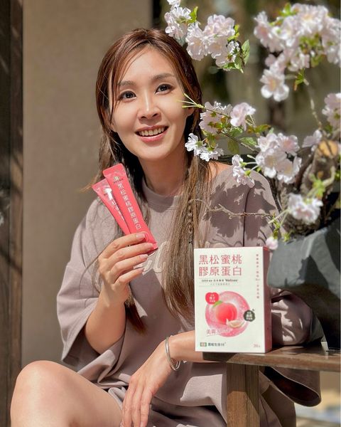 官方店【黑松蜜桃膠原蛋白】日本原裝進口,全身美白 改善氣色 滋潤皮膚,抗衰老,補充膠原蛋白,口服肌膚保養品,原價2990,因倉庫租金過高,倉庫壓力租金過大,倉庫急需搬運響現在破盤嗨購只要899兩盒/40條,庫存僅有2000盒,搶到即賺到 官方店【黑松蜜桃膠原蛋白】日本原裝進口,全身美白 改善氣色 滋潤皮膚,抗衰老,補充膠原蛋白,口服肌膚保養品,原價2990,因倉庫租金過高,倉庫壓力租金過大,倉庫急需搬運響現在破盤嗨購只要899兩盒/40條,庫存僅有2000盒,搶到即賺到